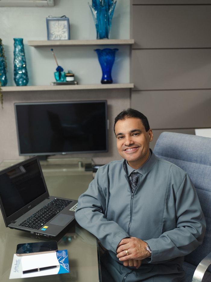 Dr. Vitor Duarte atendendo em seu consultório